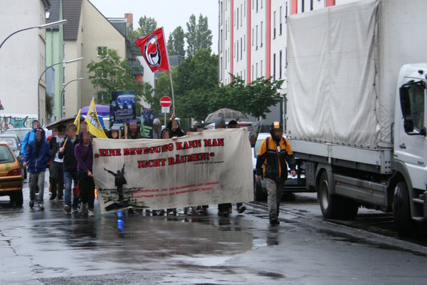 [Foto: Demonstranten im Regen - Eine Bewegung kann man nicht aufhalten]