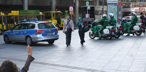 [Foto: Polizei Fahrzeuge beim Beginn der Demo]