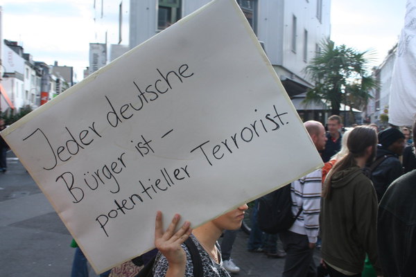 [Foto: Transparent: Jeder deutsche Bürger ist - potentieller Terrorist]