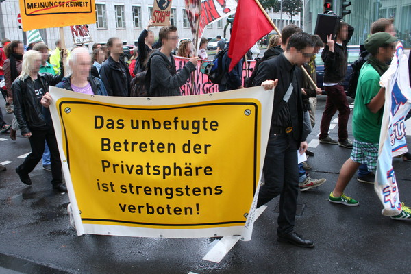 [Foto: Demonstrationszug Seitenansicht, Transparent: Betreten der Privatsphäre strengstens verboten]