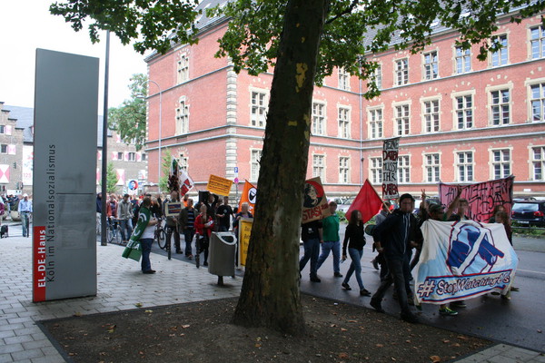 [Foto: Demonstrationszug vor dem EL-DE-Haus]