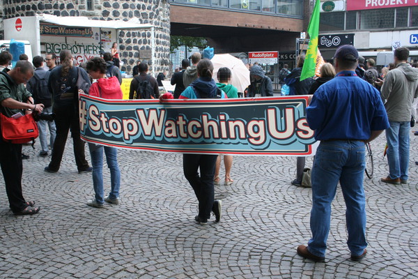 [Foto: Kundgebung am Rudolfplatz. Rede von Eva (Stop Watching Us - Köln)]