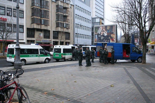 [Foto: Polizei-Busse und Polizisten vor Beginn der Kundgebung am Friesenplatz]
