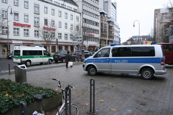 [Foto: Polizei-Busse vor Beginn der Kundgebung am Friesenplatz]