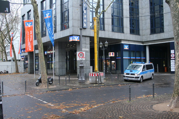[Foto: Polizei-Bus vor Kölner Bank]