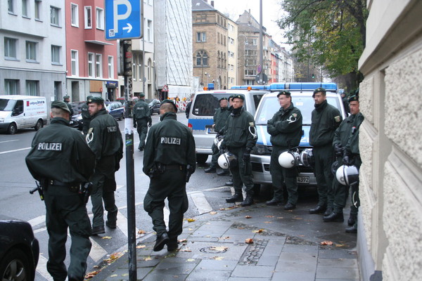 [Foto: Polizei erwartet Eintreffen des Demo-Zugs]