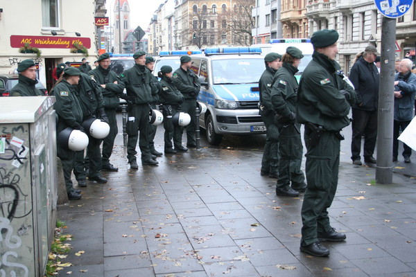 [Foto: Polizisten beobachten Eintreffen des Demo-Zugs]
