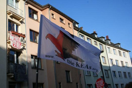 [Foto: Fahne der Kölner Erwerbslosen in Aktion]