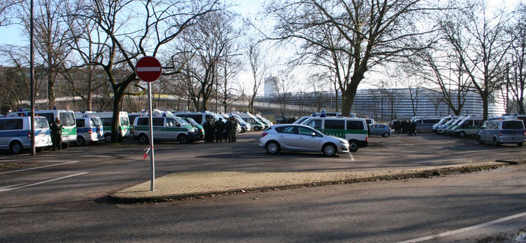[Foto: Polizei-Busse am Lentpark]
