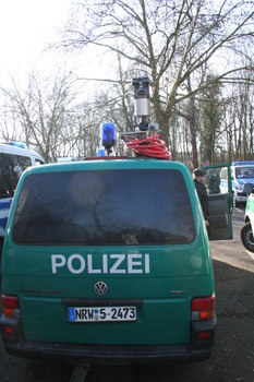 [Foto: Abgeschwenkte Polizei-Kamera auf Wagendach]