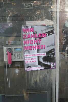 [Foto: Plakat 'Wir zahlen nicht mehr' an Telefonzelle]
