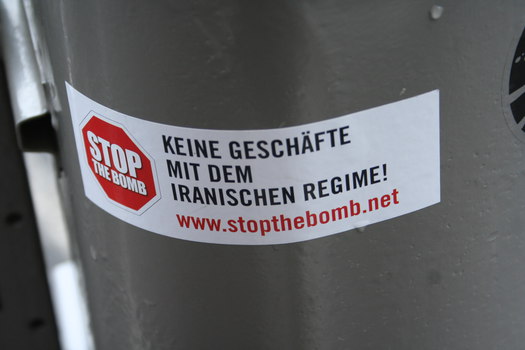 [Foto: Stop the bomb - Keine Geschfte mit den iranischen Regime]