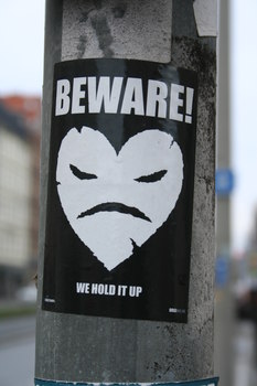 [Foto: Beware! We hold it up]