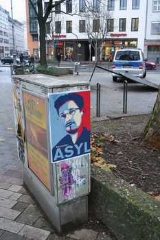 [Foto: Asyl für Snowden und weitere Plakate]