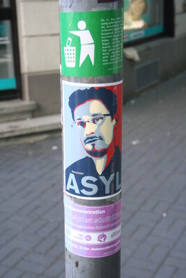 [Foto: 'Asyl für Snowden' und weitere Aufkleber]