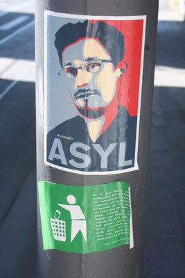 [Foto: 'Asyl für Snowden' und weiterer Aufkleber]