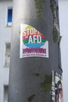[Foto: 'Stopp die AFD' und weiterer Aufkleber]