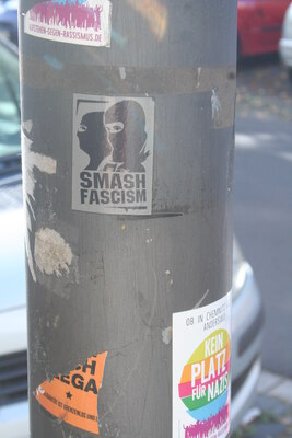 [Foto: 'Smash fascism' und weitere Aufkleber]