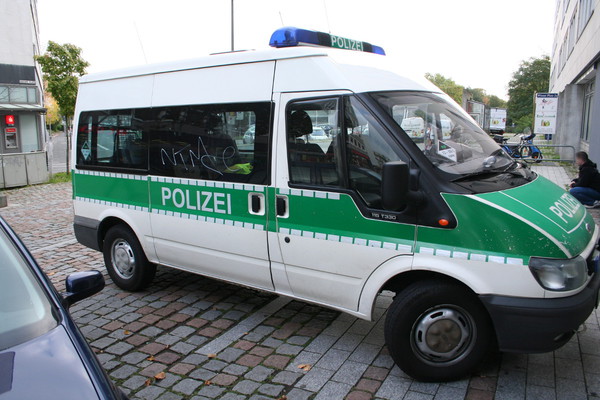 [Foto: Getaggter Polizei-Bus am Wiener Platz (Köln Mülheim)]