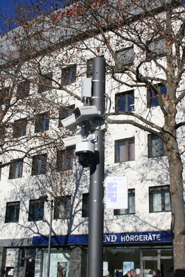 [Foto: Polizei-Kamera-Turm am Wiener Platz]