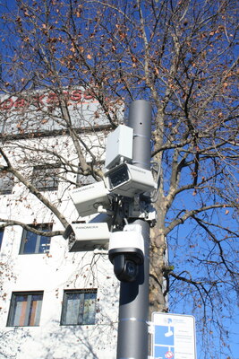 [Foto: Polizei-Kamera-Turm am Wiener Platz]