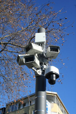 [Foto: Polizei-Kamera-Turm am Wiener Platz]