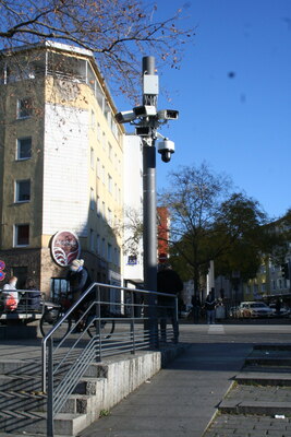 [Foto: Polizei-Kamera-Turm am Wiener Platz]