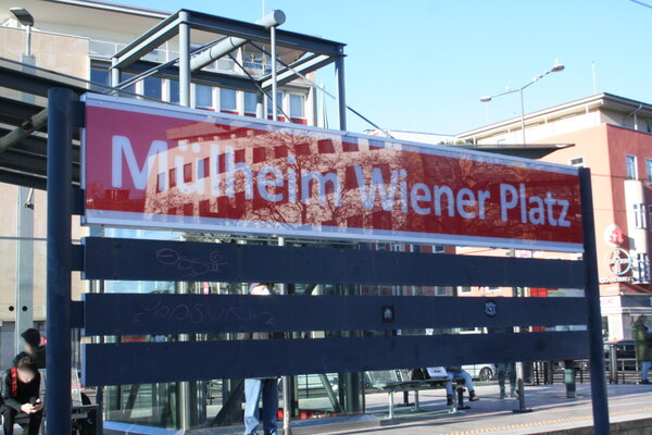 [Foto: Haltestellen-Schild Mülheim Wiener Platz]