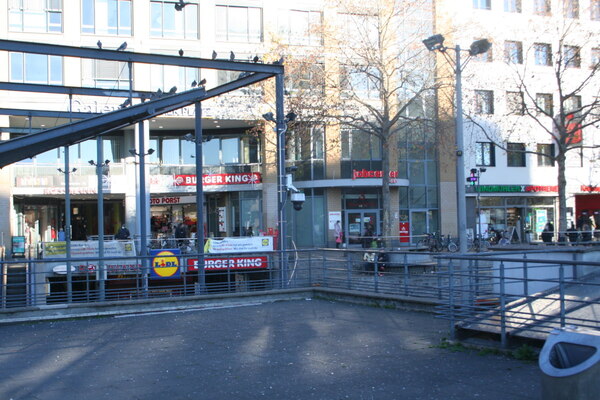 [Foto: Polizei-Pan-Tilt-Zoom-Kamera am Wiener Platz]