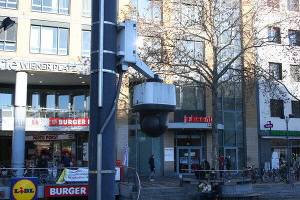[Foto: Polizei-Pan-Tilt-Zoom-Kamera am Wiener Platz]