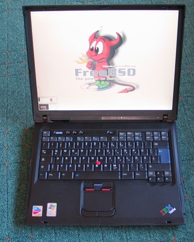 [Photo: ThinkPad aufgeklappt; Sicht von vorne]