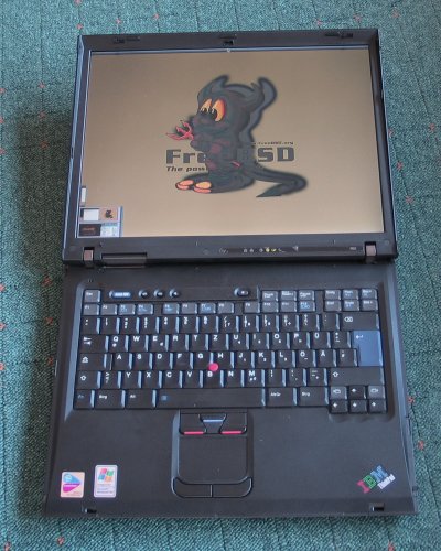 [Photo: ThinkPad aufgeklappt bis zum Anschlag. Deutliche Farbverfälschungen erkennbar.]
