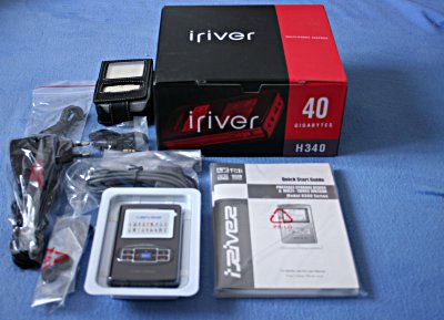 [Foto: iRiver H340 und Zubehr]