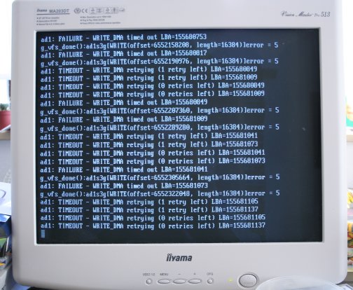 [Foto: FreeBSD beschwert sich ber das verschwinden von /dev/ad1. Der Festplatte
     auf dem es installiert ist.]