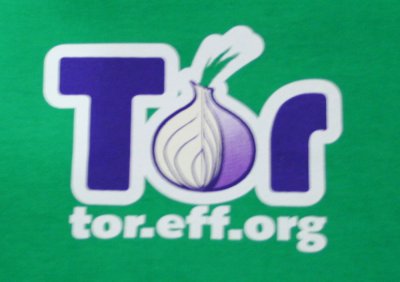 [Foto: Aufdruck auf der Vorderseite des zweiten T-Shirts: tor-Logo, als 'o' dient eine Zwiebel,
     um die Wirkungsweise zu symbolisieren.]
