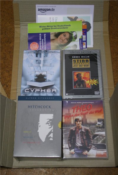 [Foto: Offenes Amazon-Packchen mit vier DVD-Hllen: Stirb Langsam 3, Hitchcock-Box, Cypher und
     Theo gegen den Rest der Welt.]
