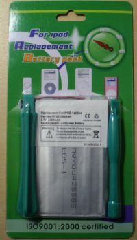 [Foto: Ersatz-Akku in Original-Verpackung, zusammen mit grünem Hebelwerkzeug zur Gehäuse-Öffnung.]